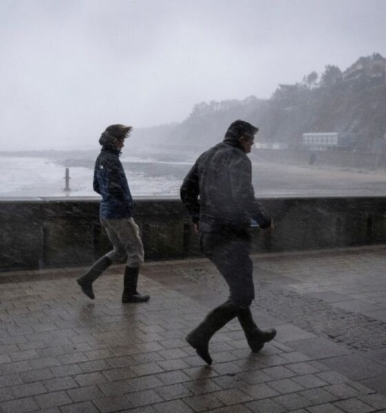 Austen secoue le nord-ouest et coupe l'électricité à des centaines de milliers de foyers