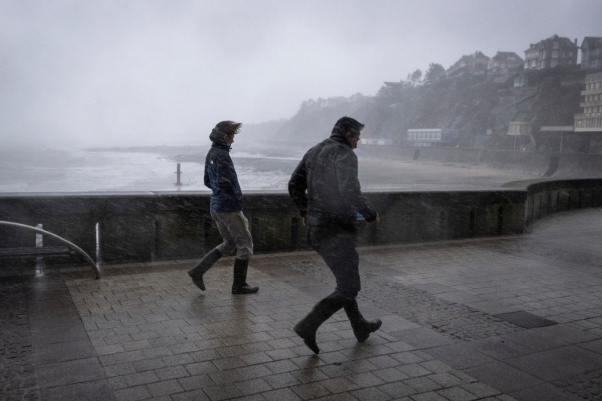 Austen secoue le nord-ouest et coupe l'électricité à des centaines de milliers de foyers