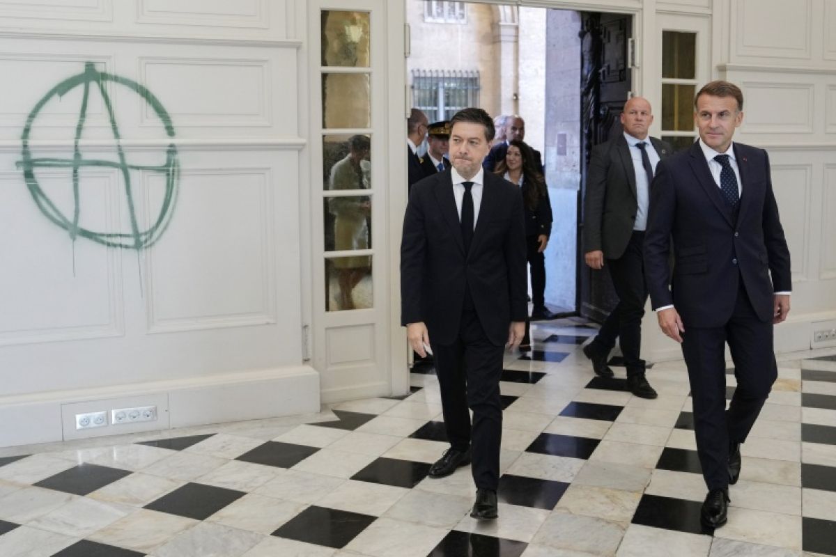 Macron promet des défilés à l'écart des centres-villes