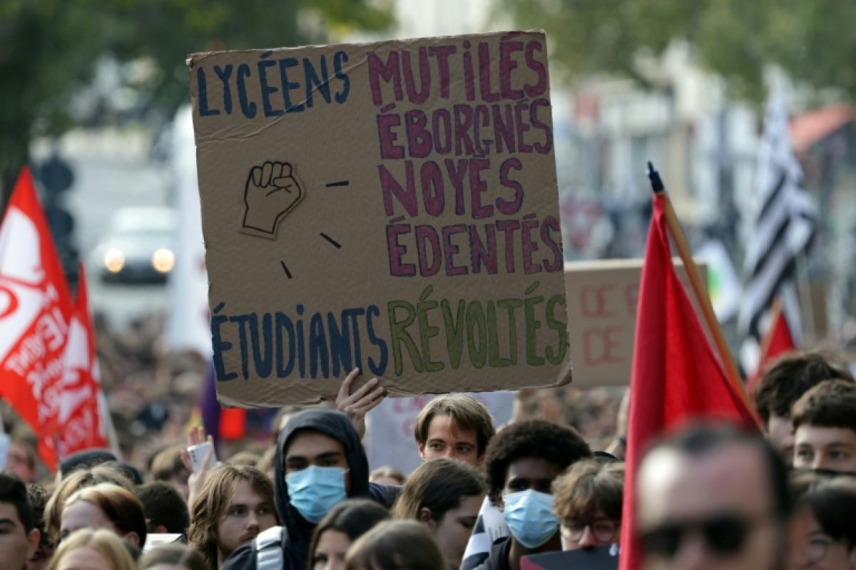 Le bac, pas les matraques, la jeunesse descend dans la rue