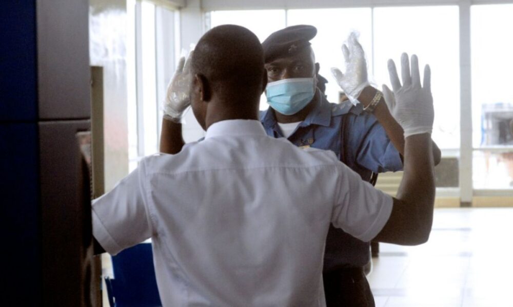 Ebola franchit une nouvelle frontière et place le Nigeria sous surveillance