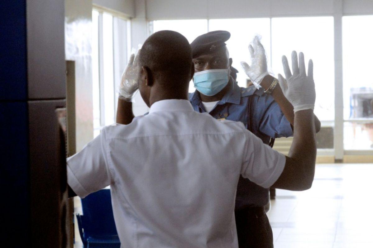 Ebola franchit une nouvelle frontière et place le Nigeria sous surveillance