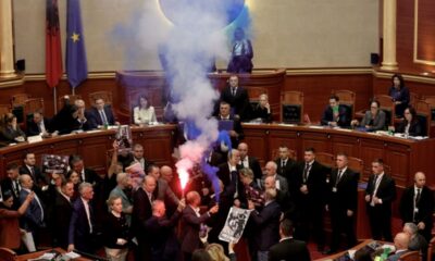 Fumigènes au Parlement albanais et colère de rue contre Edi Rama