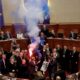Fumigènes au Parlement albanais et colère de rue contre Edi Rama