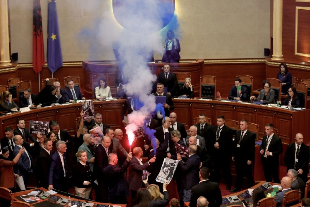 Fumigènes au Parlement albanais et colère de rue contre Edi Rama