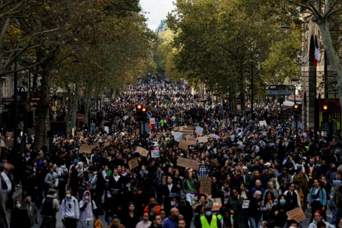 Paris marche entre fumées et espoir
