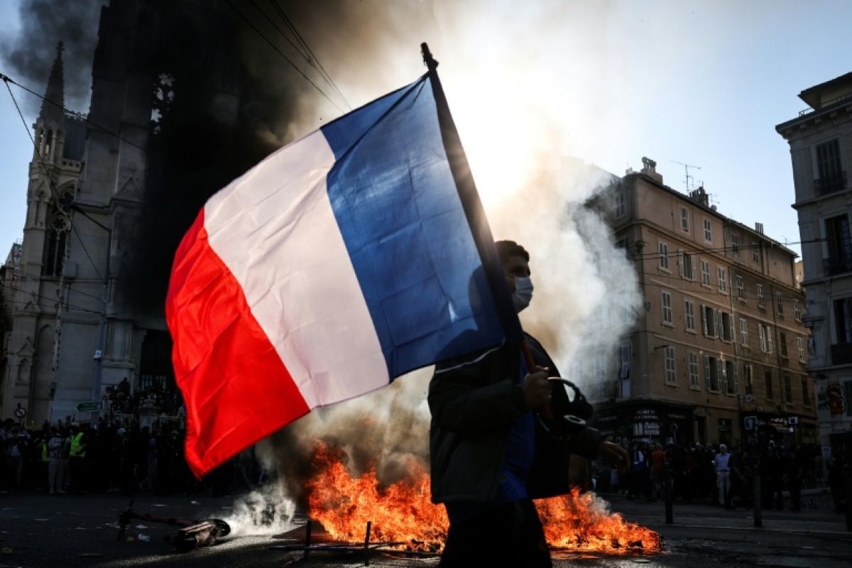 Gilets jaunes, syndicats et lycéens de retour dans la rue, les préfectures serrent la vis
