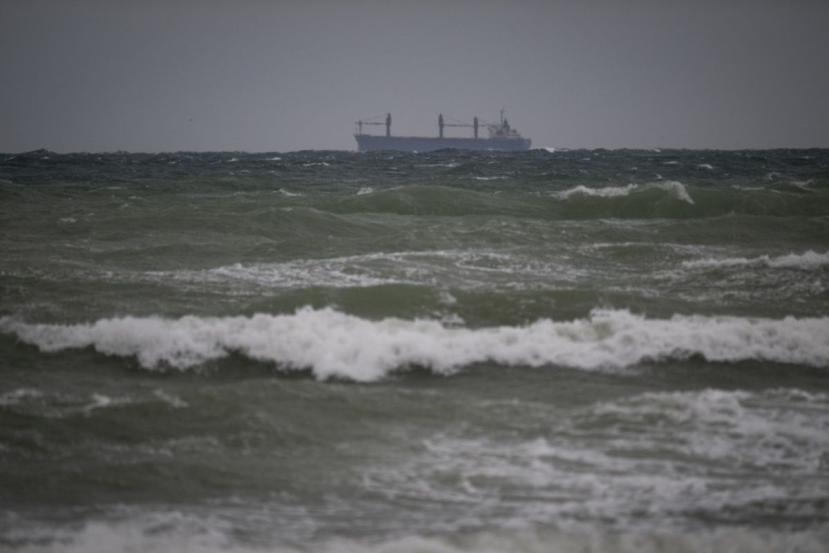 Sept marins introuvables après l’incendie d’un chimiquier en mer Noire