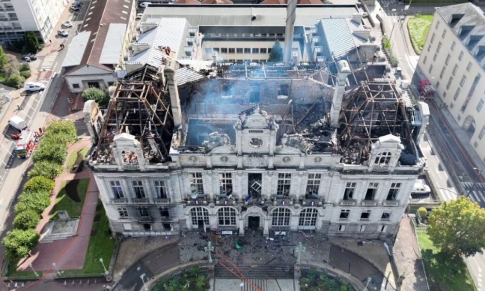 À Limoges, une marche après l'incendie de la mairie et des accusations qui fusent