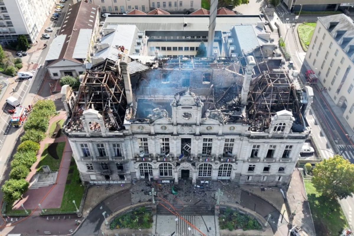 À Limoges, une marche après l'incendie de la mairie et des accusations qui fusent