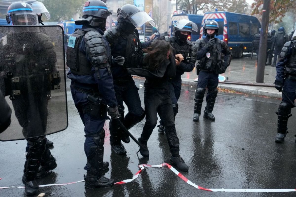 142 interpellations à Paris et un dispositif renforcé face aux casseurs