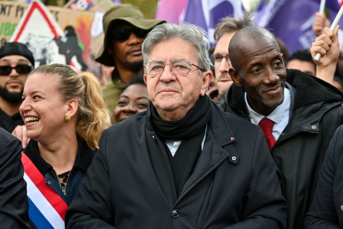 La rue s'échauffe et le monde politique se renvoie la faute