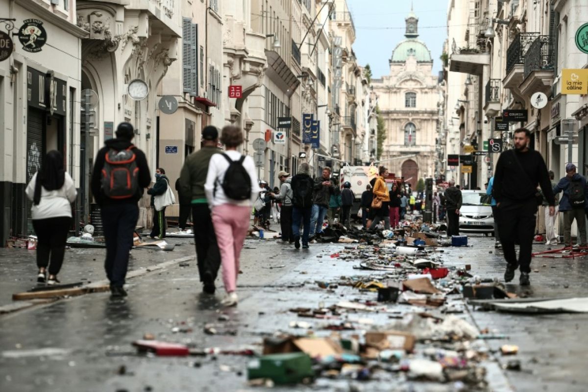 À Marseille, des boutiques de luxe vidées et des rues couvertes de débris