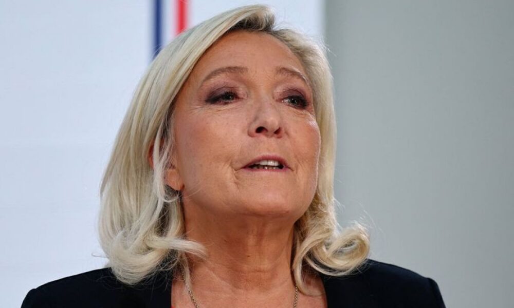 Marine Le Pen veut ramener le déficit à 3 % et promet 140 milliards d'économies