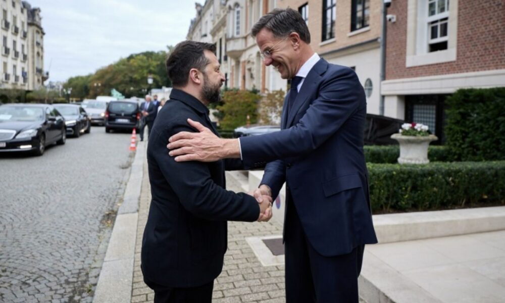 Zelensky à Bruxelles pour resserrer les rangs face aux coups de Washington