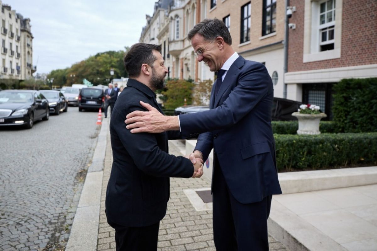 Zelensky à Bruxelles pour resserrer les rangs face aux coups de Washington
