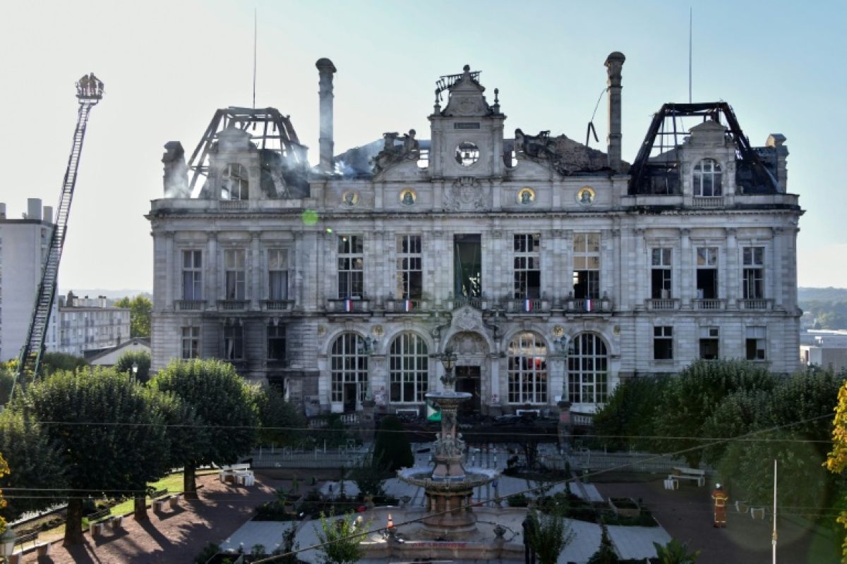 À Limoges, la mairie brûle et le maire accuse l'État d'avoir lâché ses policiers