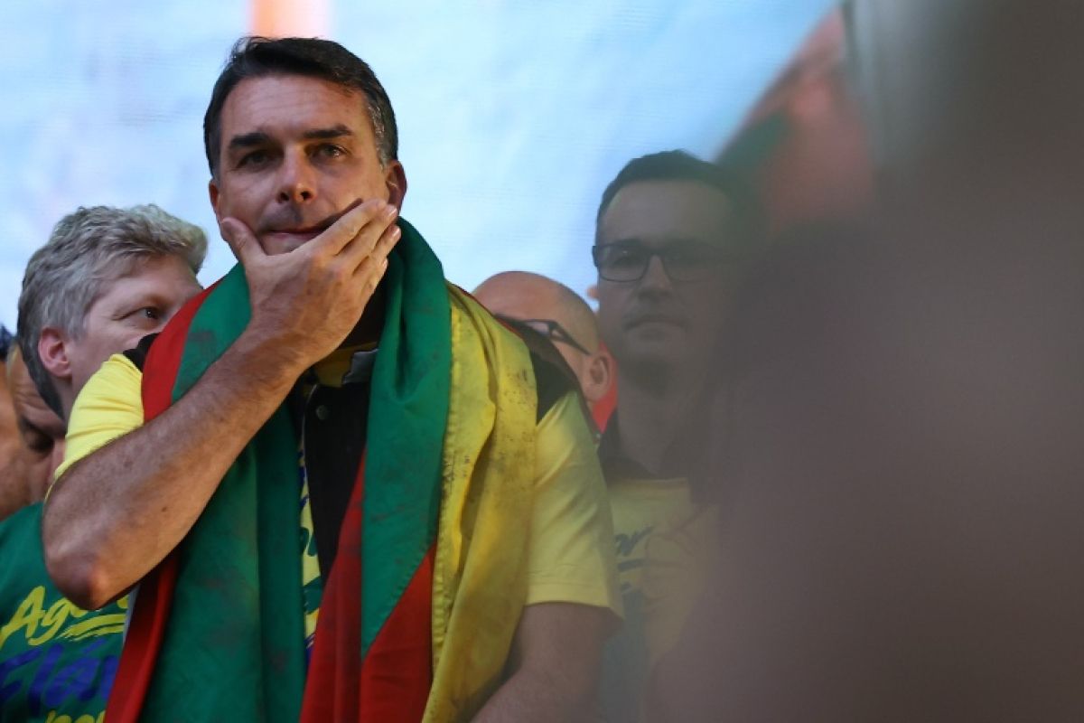 Flavio Bolsonaro met les voiles vers les États-Unis sans reconnaître sa défaite