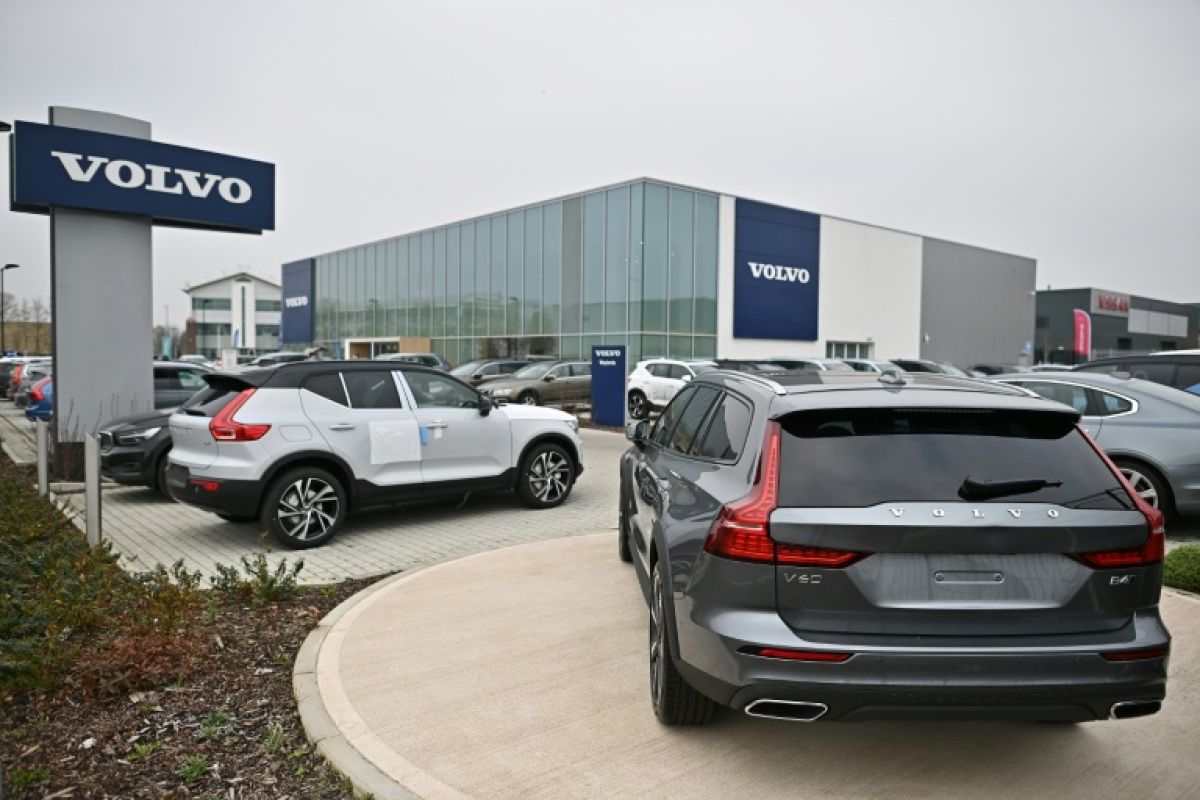 Volvo supprime 2 500 postes et plonge en Bourse