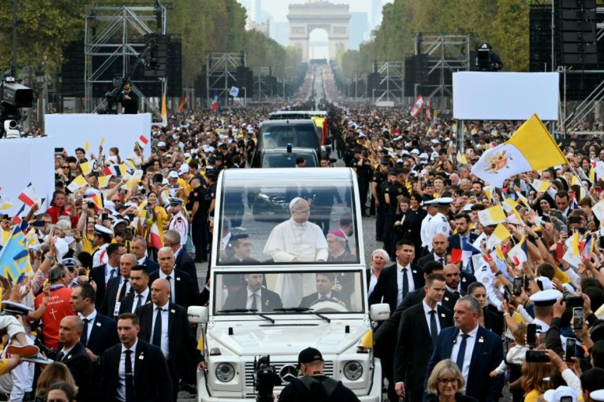 Un pape star à Paris, 600 000 fidèles attendus sur les Champs-Élysées