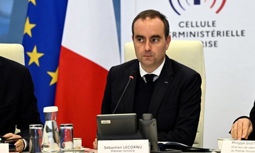 Lecornu salue le retour au calme et annonce de nouveaux couvre-feux