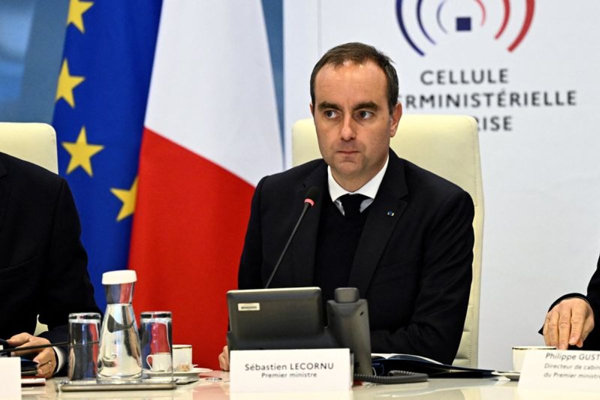 Lecornu salue le retour au calme et annonce de nouveaux couvre-feux