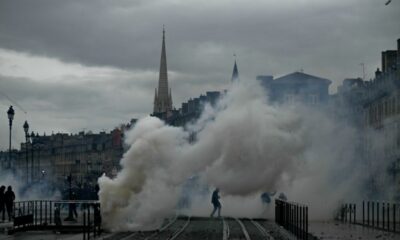 Moins de monde dans les rues, mais des heurts encore bien présents