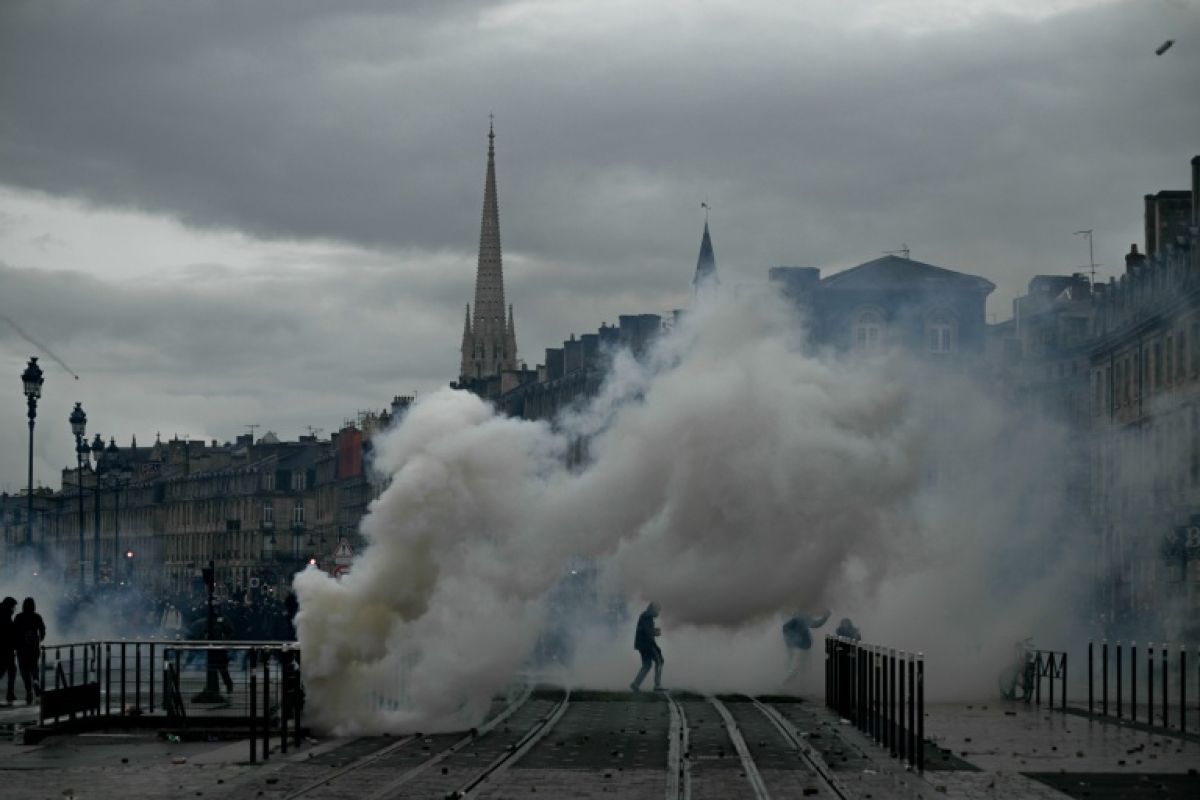 Moins de monde dans les rues, mais des heurts encore bien présents