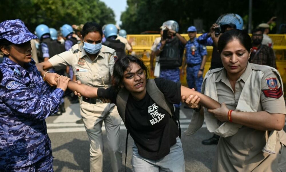 Deux jeunes leaders de la révolte indienne des cafards écroués pour avoir agité un drapeau