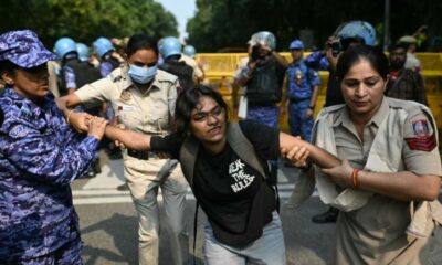 Deux jeunes leaders de la révolte indienne des cafards écroués pour avoir agité un drapeau