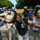 Deux jeunes leaders de la révolte indienne des cafards écroués pour avoir agité un drapeau