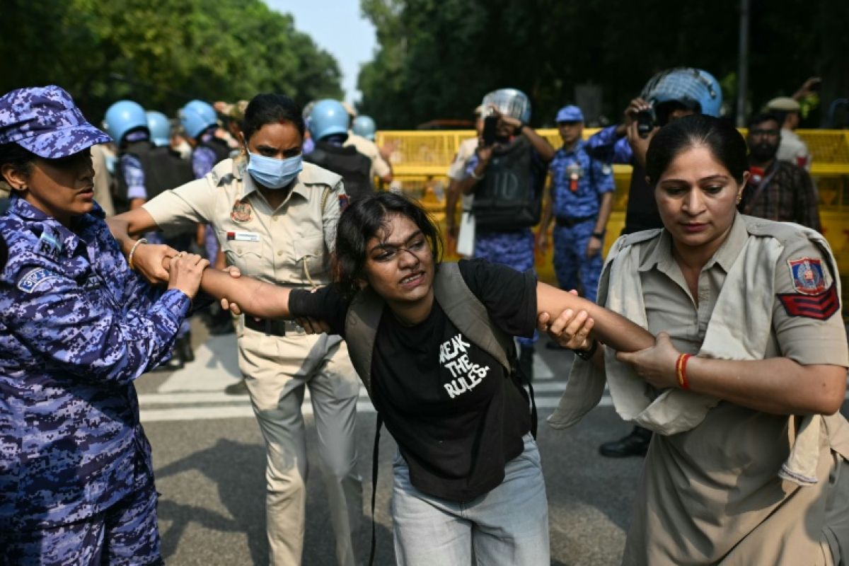 Deux jeunes leaders de la révolte indienne des cafards écroués pour avoir agité un drapeau