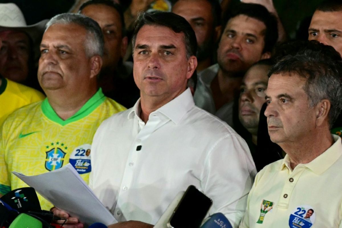 Flavio Bolsonaro refait surface en Équateur après sa défaite