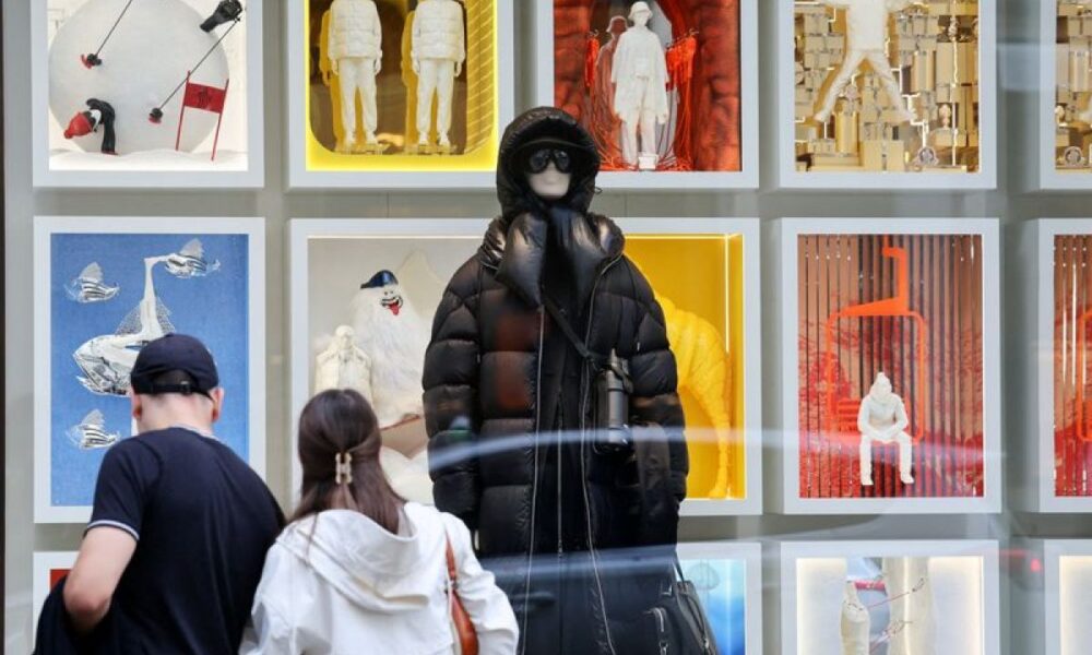 Moncler tient bon malgré un repli en Europe