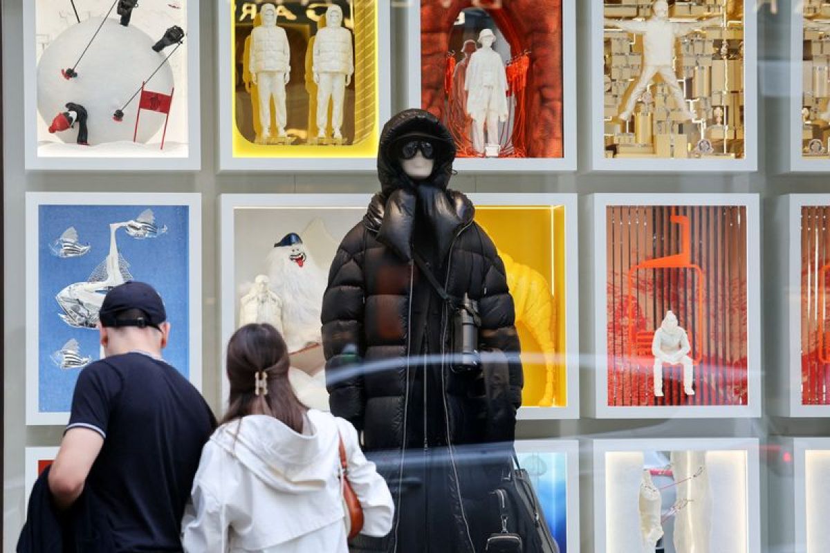 Moncler tient bon malgré un repli en Europe