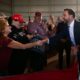 Une casquette, un slogan, et 2028 déjà dans toutes les têtes