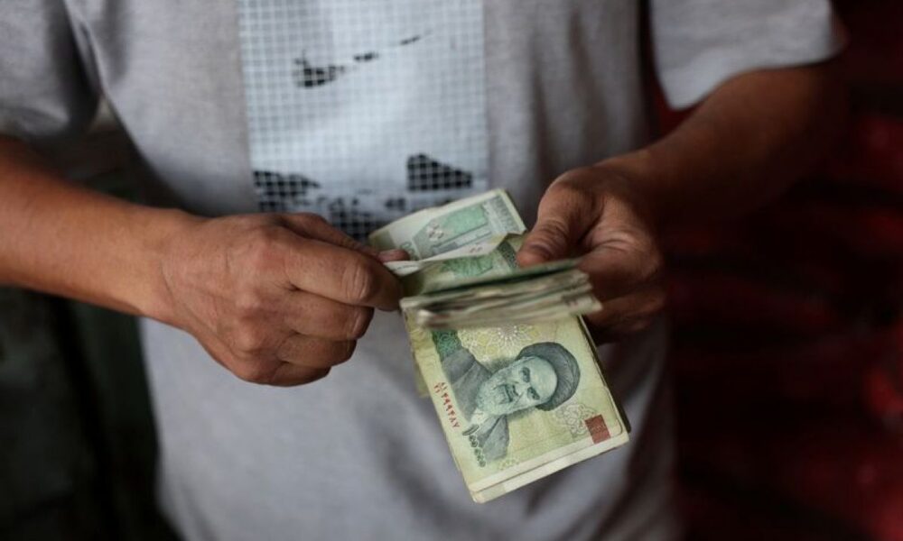 Le rial dégringole, Téhéran sort deux milliards de dollars pour le rattraper