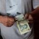 Le rial dégringole, Téhéran sort deux milliards de dollars pour le rattraper
