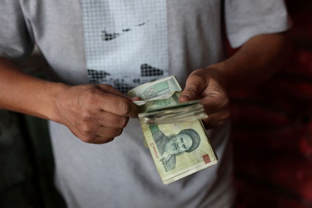 Le rial dégringole, Téhéran sort deux milliards de dollars pour le rattraper