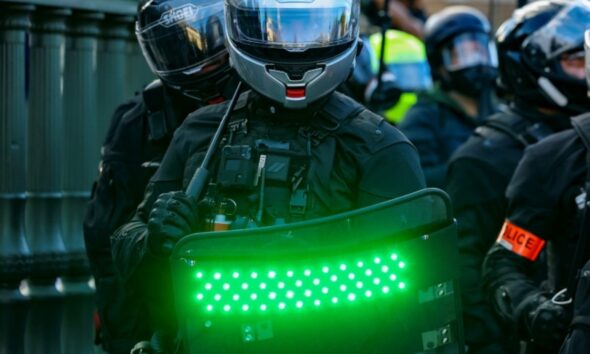 Des éclairs plein les yeux pour repousser les manifestants