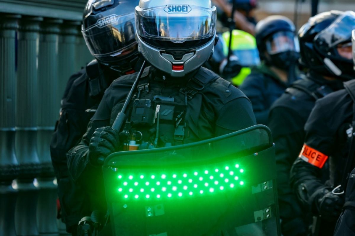 Des éclairs plein les yeux pour repousser les manifestants