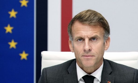 Macron laisse défiler les syndicats samedi et promet d'entendre la jeunesse