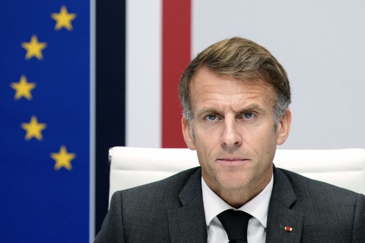 Macron laisse défiler les syndicats samedi et promet d'entendre la jeunesse
