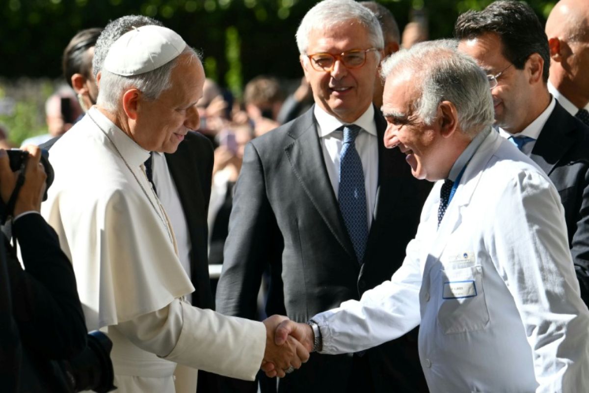 Léon XIV opéré du poumon, le Vatican se montre rassurant