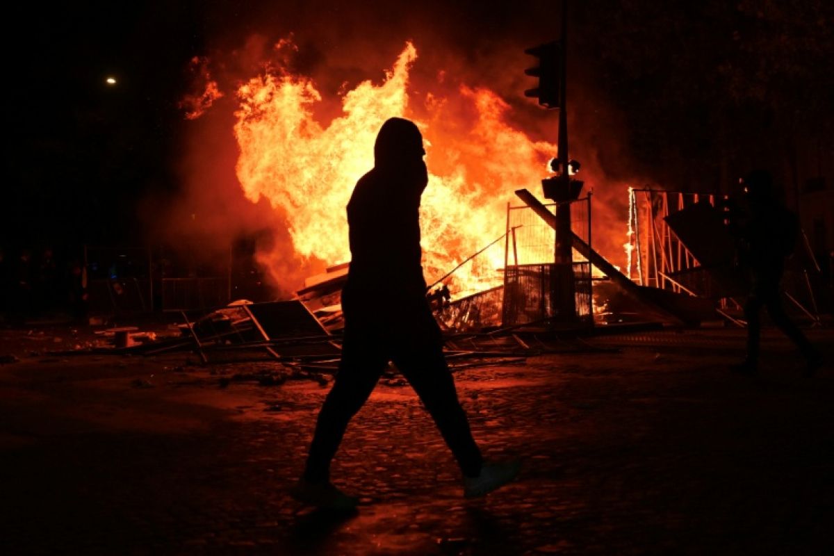 Des centres-villes dévastés et des mairies visées après la mobilisation contre la vie chère