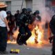 Un gendarme touché par un cocktail molotov à Paris, des responsables politiques réclament des comptes