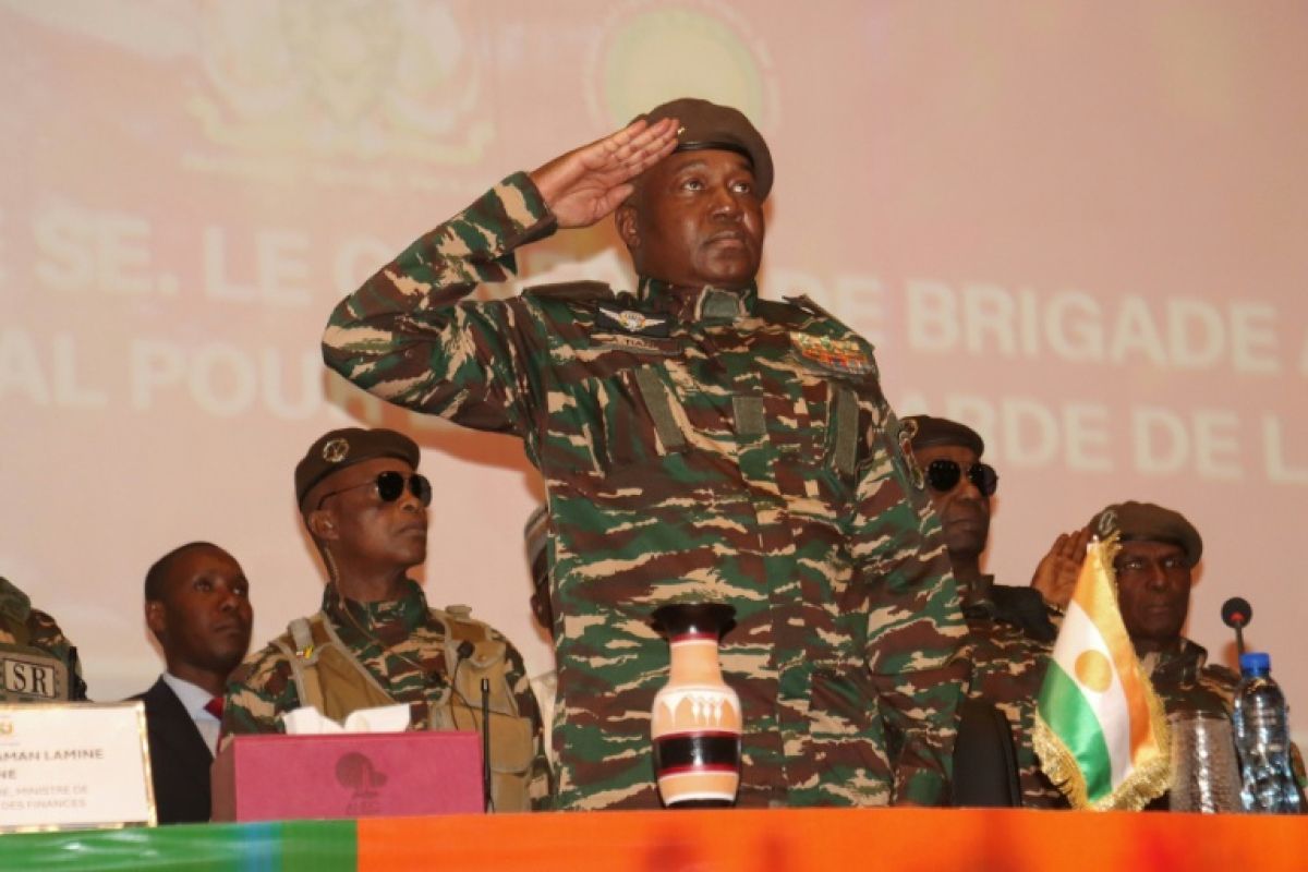 Un agent nigérien blessé aux côtés de l'armée française expulsé de Paris, Niamey dénonce une ingratitude