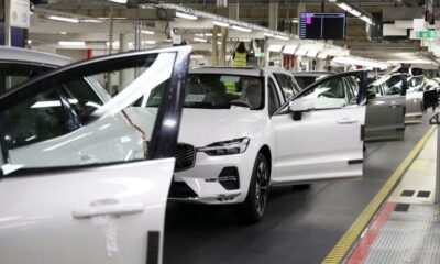 Volvo coupe 2 500 postes et bascule dans le rouge