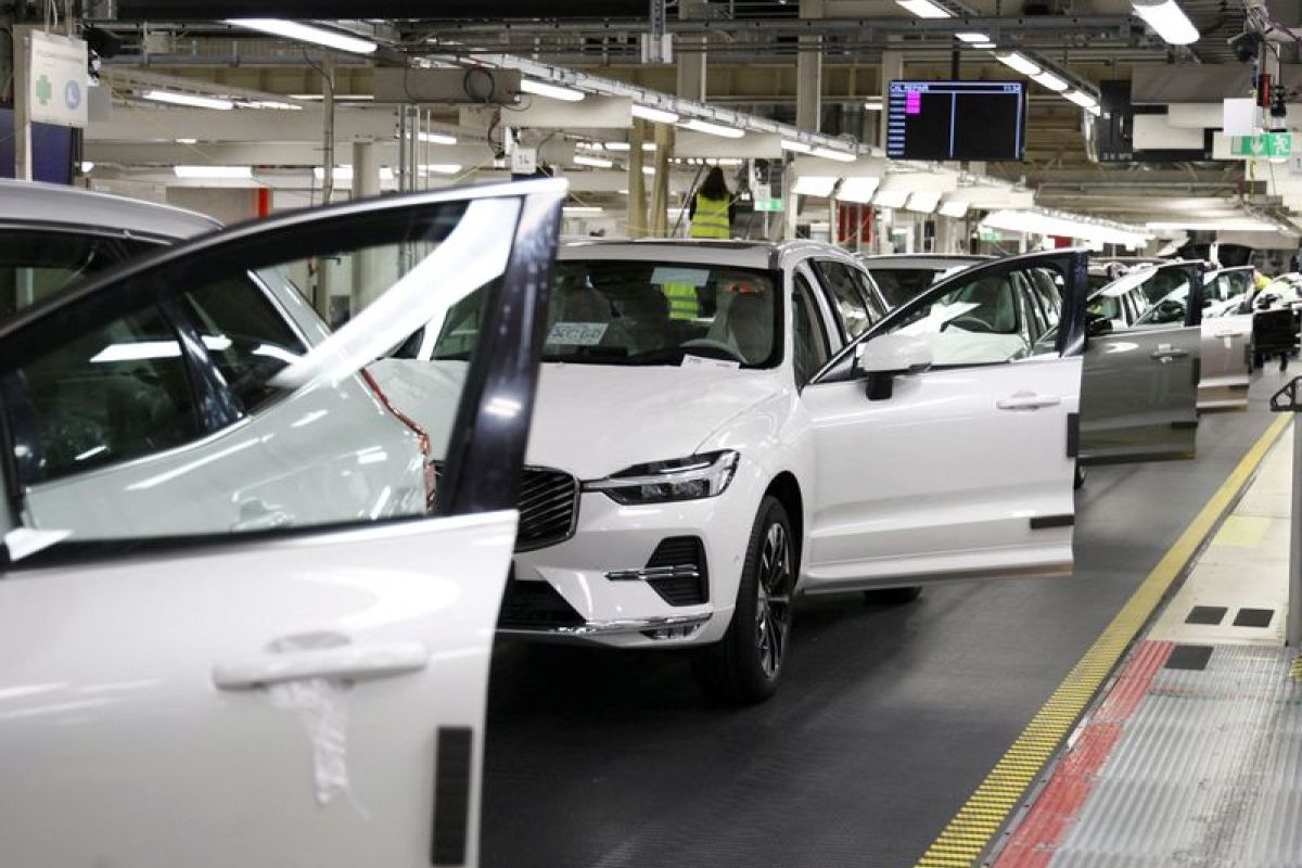 Volvo coupe 2 500 postes et bascule dans le rouge
