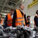 Un million de voitures électriques à 100 euros par mois, la promesse de Glucksmann aux Français modestes